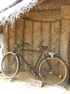 Fiets van visser op het strand