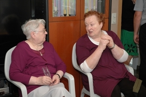 TANTE LUCIENNE EN MARTHA ZIJN EEN PRIVEBABBELTJE BEZIG.