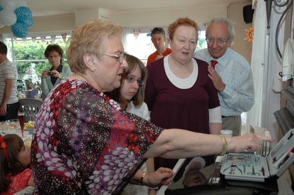 EN OMA MOEST UITLEG GEVEN.