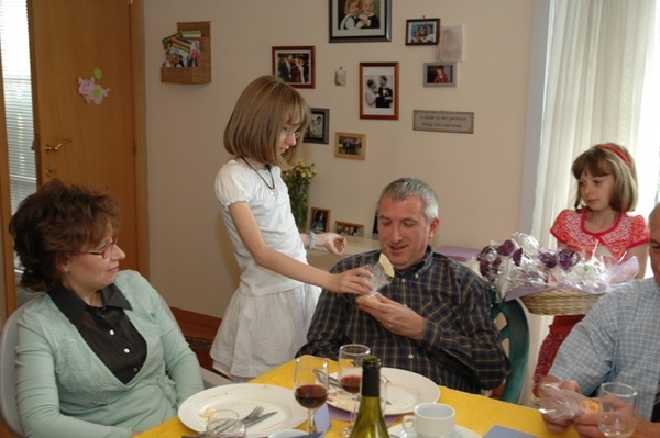 MIJN ZUSJE TYFFANY WAS MIJN HELPSTER OM DE MAND TE DRAGEN .