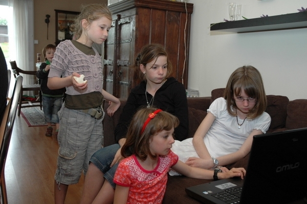 ZO EEN GROTE LAPTOP ZOUDEN WE OOK GRAAG KRIJGEN .