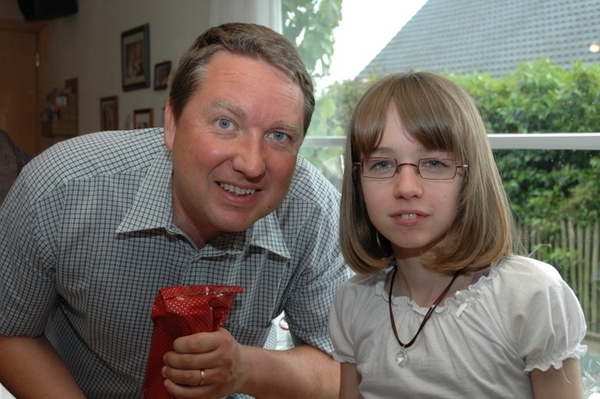 OOK NONKEL JAN KREEG EEN FLES CHAMPAGNE.