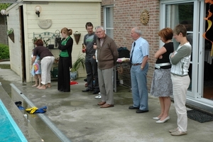 DE OUDERS HIELDE HUN KLEIN MANNEN IN HET OOG.