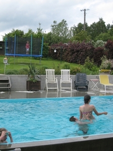 IN DE VERTE ZIEN WE TYFFANY OP DE TRAMPOLINE SPRINGEN.