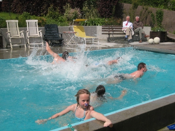 JA? STILLETJE KWAM DE EEN NA DE ANDERE UIT HET ZWEMBAD .