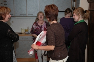 DE VROUWEN WILDEN EEN HANDJE TOESTEKEN