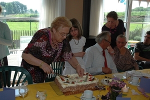 OMA DEED HEEL VOORZICHTIG DE CHOCOLADE KELK EN HOSTIE ERF