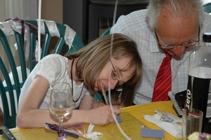 ONDERTUSSEN HAD BINNEN OMA EEN LEUK SPELLETJE VOOR DE KINDEREN BE