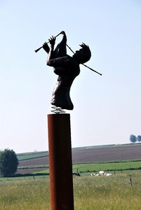 Standbeeld bij folkfestival Dranouter