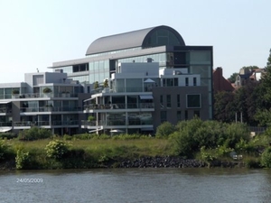 appartementen en achteraan gemeentehuis Temse