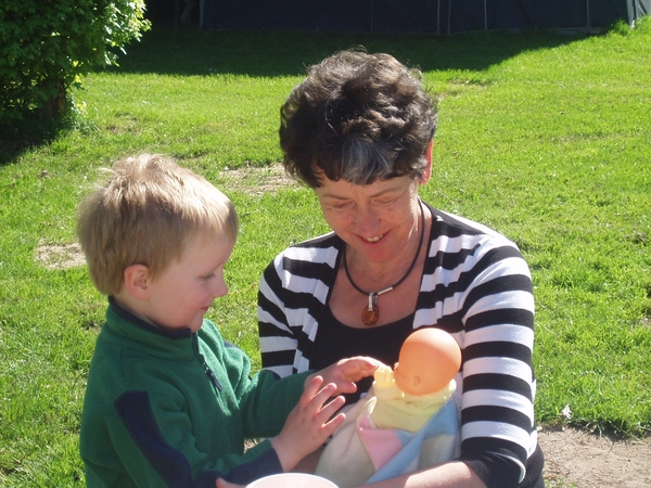 oefenen met poppenkastbaby