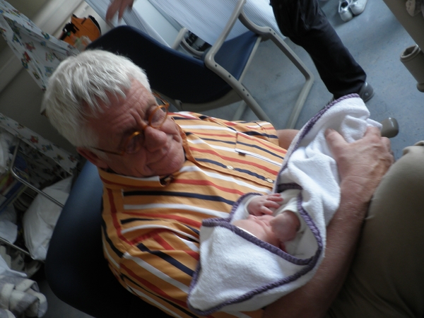 Willem voor het eerst bij Opa op schoot
