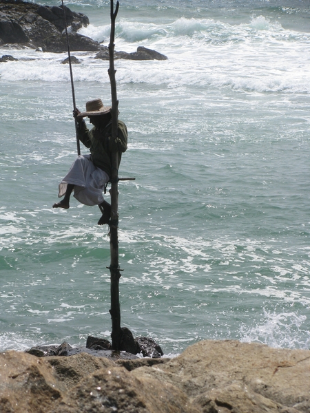 De echte paalvissers staan veel verder in zee, show voor toeriste
