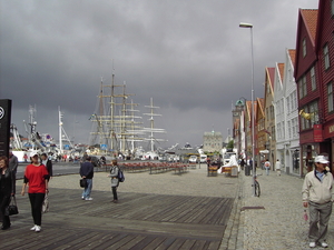 Bergen havenzicht in de verte ons schip