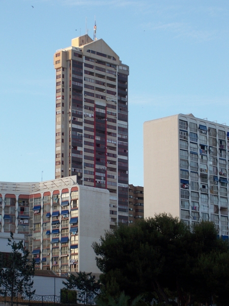 Smal gebouw links van ons hotel