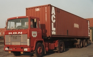 69. Scania 30 met ACL container