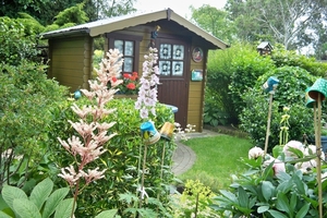 Tuinhuisje mooi omkaderd