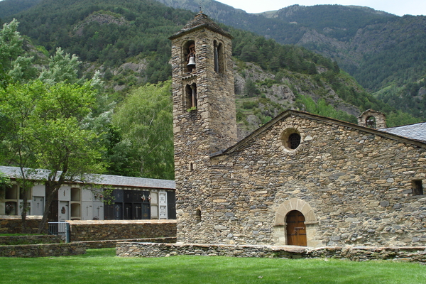 Zelfde kerkje met achterkant de begraafplaats