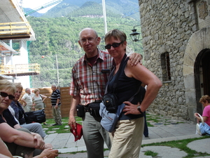 Marcel en Alinne aan het gerechtsgebouw