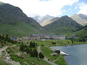 Onze wandeling omhoog In de verte de abdij