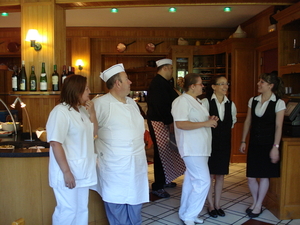 2meisjes in het zwart de zaalbediening