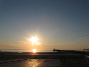 Nieuwpoort 06- 09 Ondergaande zon aan de vaargeul