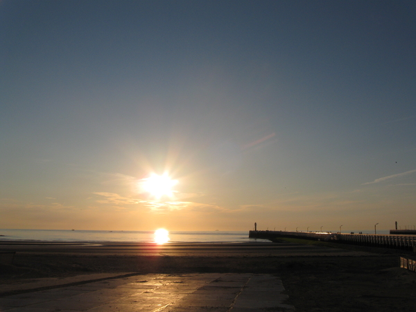 Nieuwpoort 06- 09 Ondergaande zon aan de vaargeul