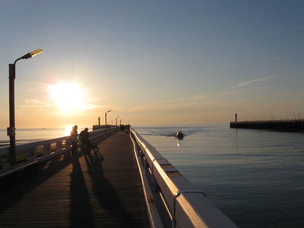 Nieuwpoort 06- 09 ondergaande zon op het staketsel