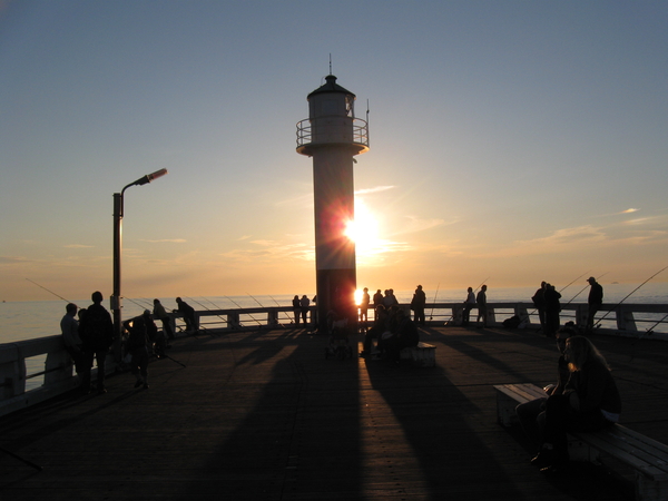 Nieuwpoort 06- 09 De vuurtoren bij valavond op het staketsel