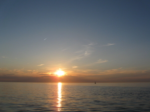 Nieuwpoort 06- 09 weerspiegeling van de zon in de zee