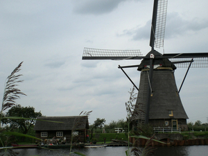 daar bij die molen, daar staat een huisje.......... .