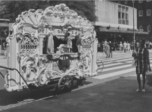 Aert_van_Nesstraat_-_Lijnbaan_draaiorgel_1970_IN