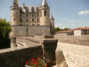 Château Rochechouart Nanteuil en Vallée