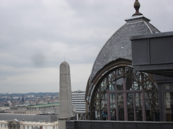 Van op het  terras van het museum restaurant