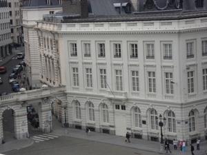 Van op het  terras van het museum restaurant