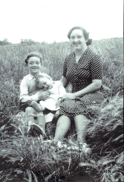 met broertje van 9 maanden 1951