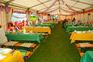 De feesttent voordat het spektakel losbarstte.