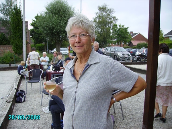 Annie geniet van een glaasje wijn