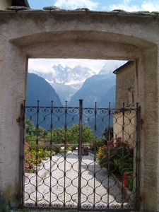 Kerkhof Soglio met panorama