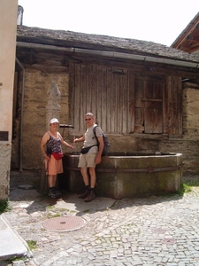 Aan de fontein in Soglio