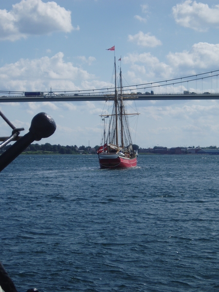 Gaat die onder de brug ?