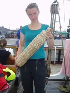 Maria met de fender voor de Hjalm.