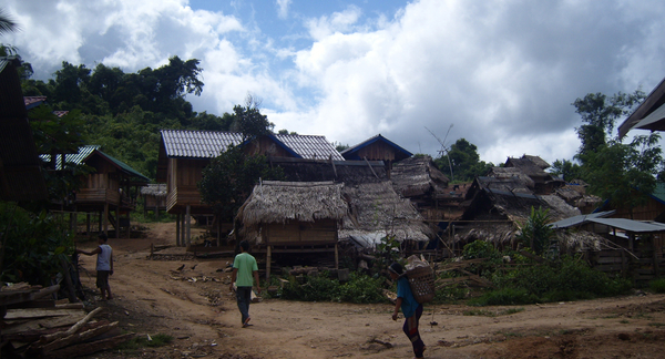 mijn gidsen en toeristisch Akha-dorp