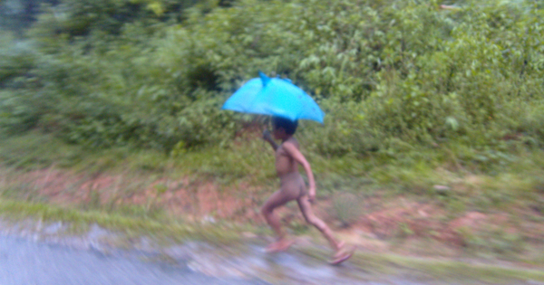 Blauwe paraplu en rode slippers