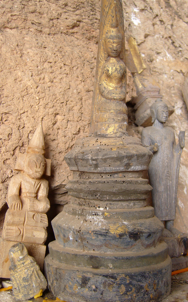 Een paar heel rare Boeddhabeelden