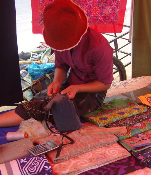 Geldzakje aan het maken