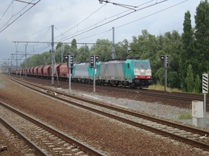 2820 bij het binnenrijden station Antwerpen- Luchtbal