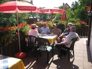 0010 aangekomen in ons hotel vliegt iedereen naar het terras