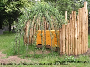 Bijenkasten op Tereken kerkhof te Sint-Niklaas
