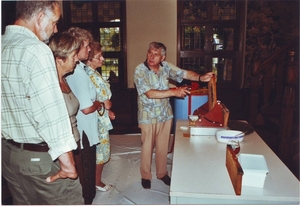 Bezoekers krijgen uitleg van een imker